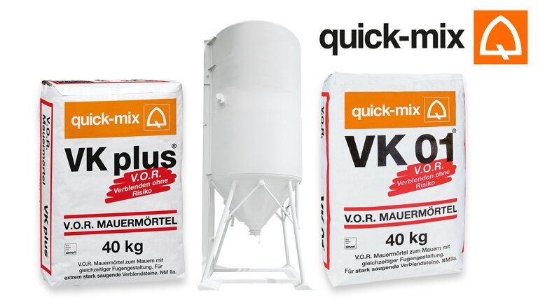 Zwei Säcke V.O.R. Mauermörtel und ein weißer Silo von quick-mix.