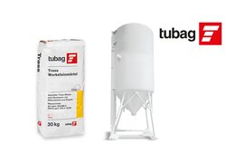 Links ein 30-Kilo-Sack „tubag Trass Werksteinmörtel“, rechts ein großes weißes Dosiersilo. Oben rechts das tubag Logo in Rot mit weißem Symbol.