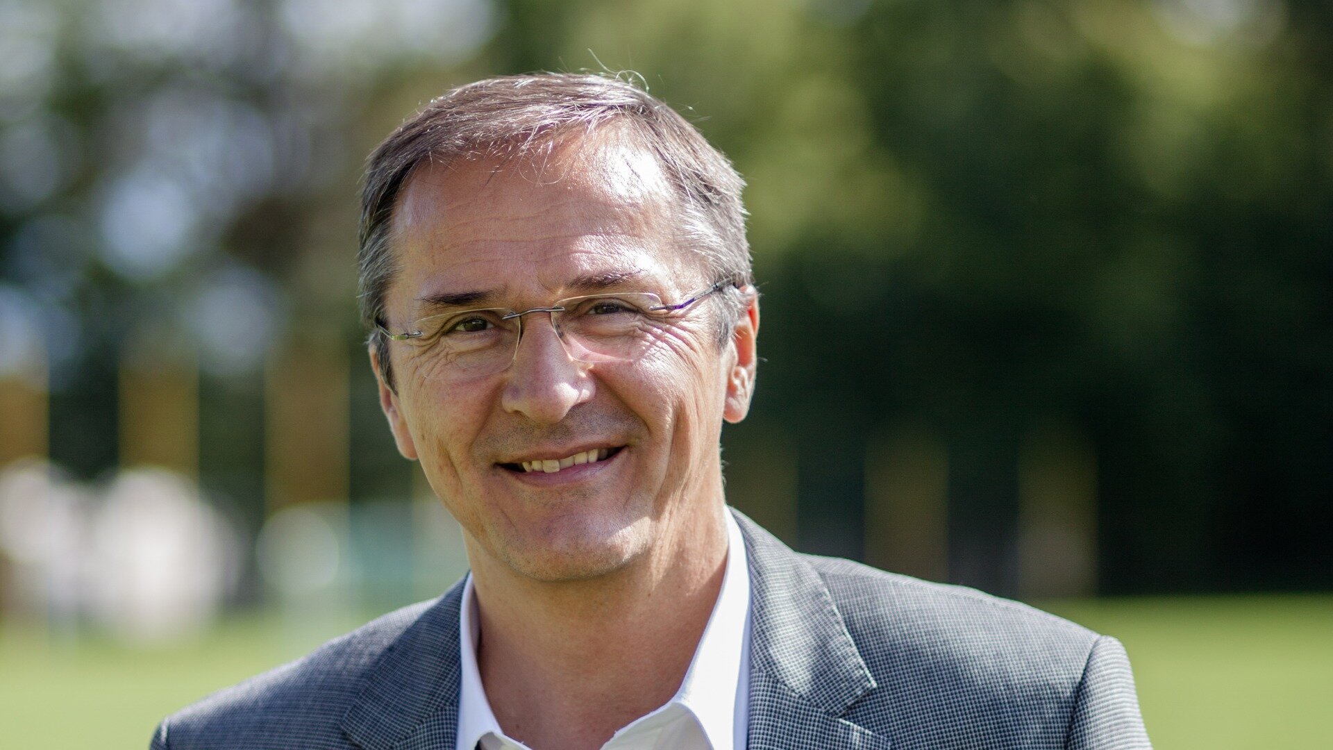 Matthias Krieger, lächelnd in die Kamera, Portraitbild