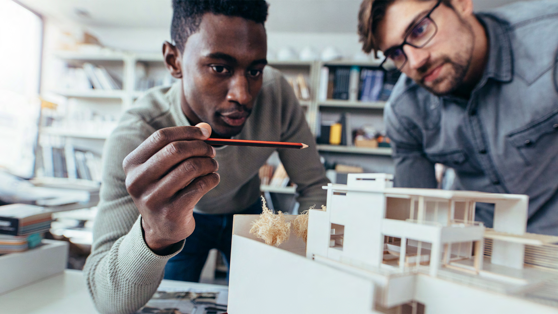 Architekten und Planer Zwei männliche Architekten arbeiten zusammen an einem Projekt
