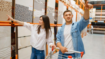 Marketing Junges Paar im Baumarkt