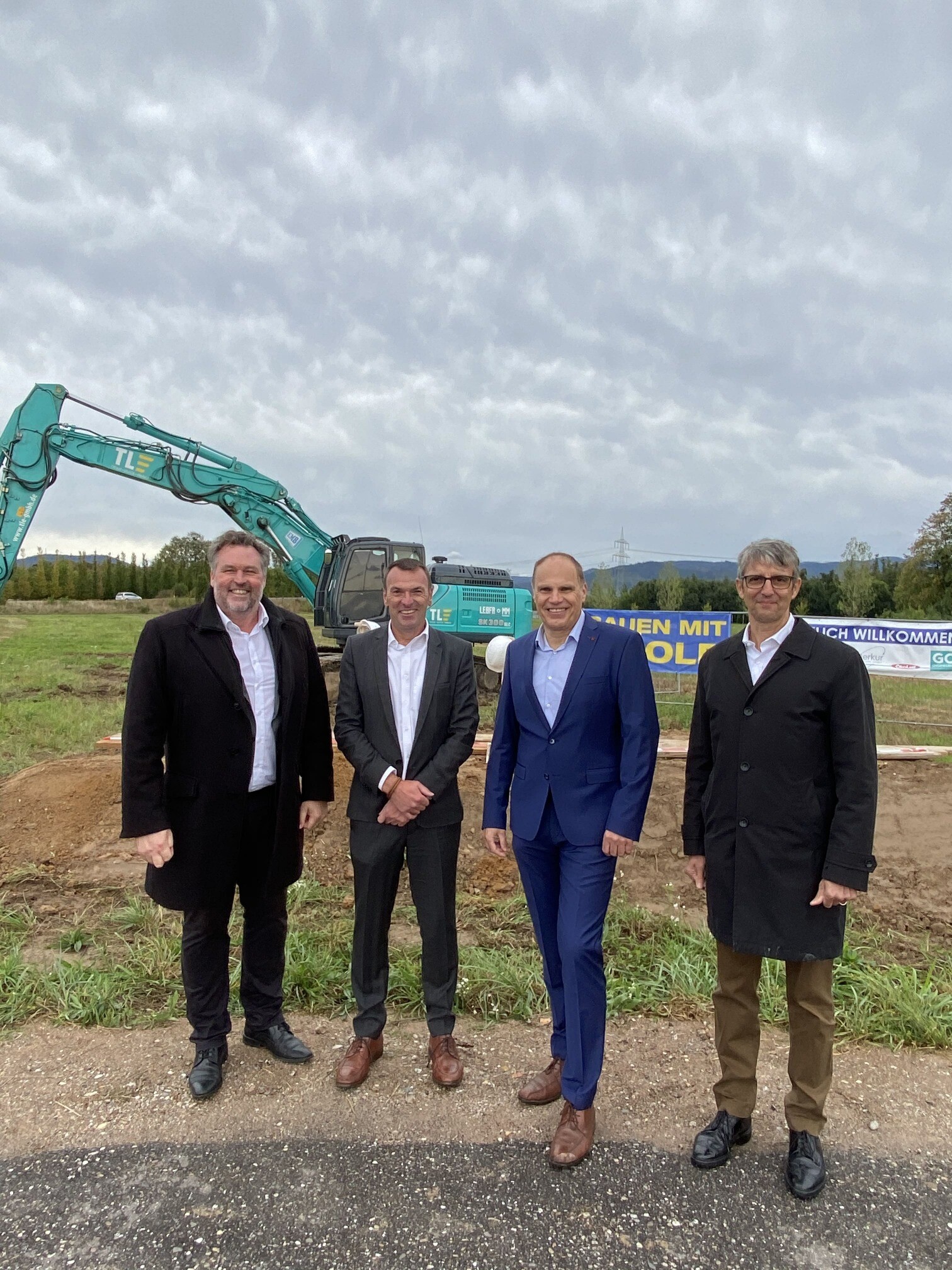 Vorfreude auf ein außergewöhnliches Büro- und Produktionsgebäude: Architekt Patrick Daul, die Bauherren Ralf Wörner und Helmut Gerstner sowie Christoph Bährle, GF Sentinel Haus Institut (v.l.n.r.). Foto: Sentinel Haus Institut Vorfreude auf ein außergewöhnliches Büro- und Produktionsgebäude: Architekt Patrick Daul, die Bauherren Ralf Wörner und Helmut Gerstner sowie Christoph Bährle, GF Sentinel Haus Institut (v.l.n.r.). Foto: Sentinel Haus Institut