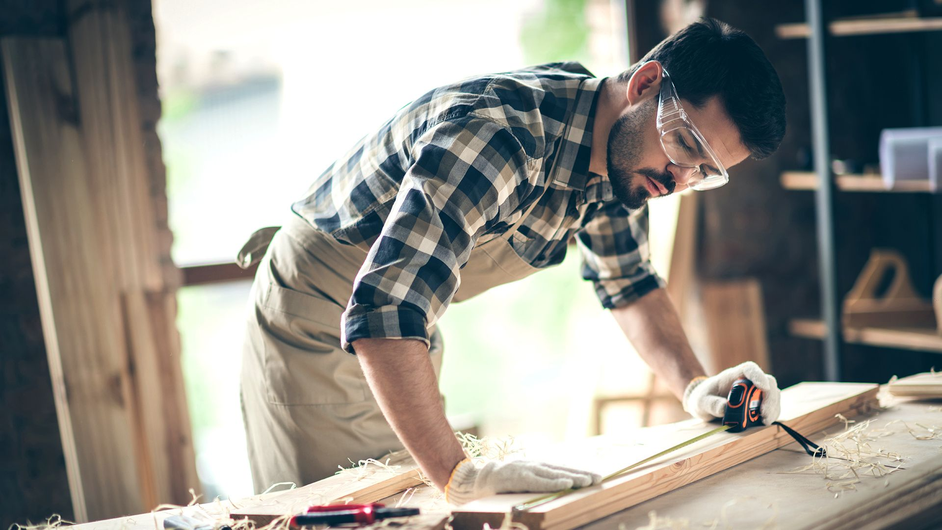 Handwerker schneidet eine Holzleiste