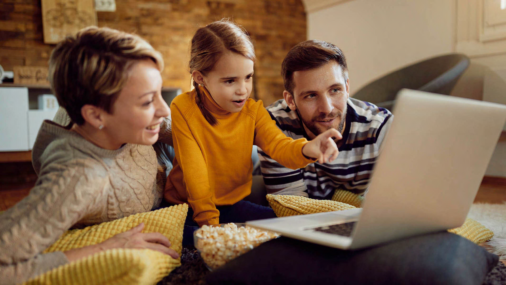 Familie sitzt vor dem Laptop