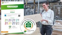 Frau inspiziert Bauplatten, SHI-Produktpass mit dem SHI-Produktpass-Siegel sichtbar