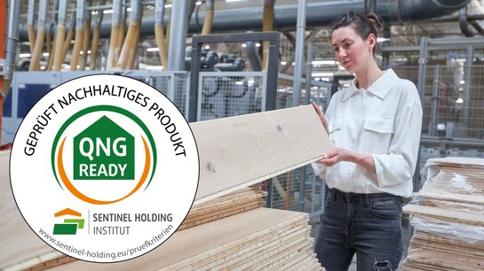 Frau inspiziert Bauplatten, darüber QNG-ready-Siegel