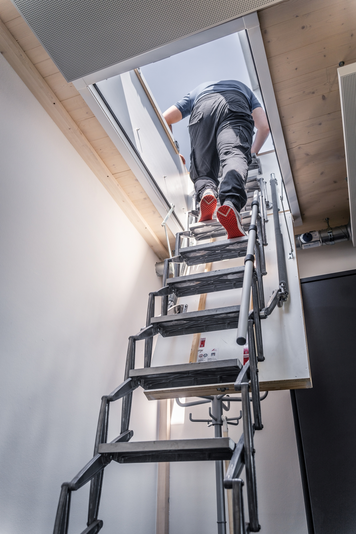 Die stabile Scherentreppe aus Aluminium trägt Lasten bis 200 Kilogramm. Foto: Roto Frank Treppen GmbH
